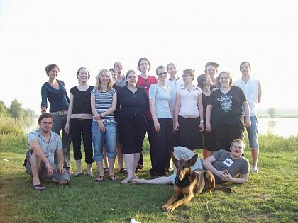 aktuelle Unimono-Crew; 1. Reihe v.l.: Oliver Schein, Lucy (Hund), Jörg Henker; 2. Reihe v.l.: Natalie Böneke, Susanne Schultz, Christine Klose, Anne-Katrin Koch, Julia Groh, Alexandra Haufe, Nadja Sonntag, Stefanie Poster; 3. Reihe v.l.: Grit Herfurth, Jörg Langguth, Dirk Stolze, Martin Kohoutek, Georg Wellbrock, Udo Israel (vorübergehender red. Betreuer) (Foto: Marianne Bohl)