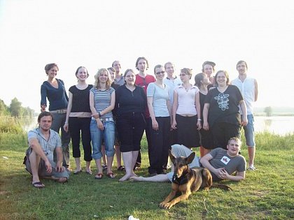 aktuelle Unimono-Crew; 1. Reihe v.l.: Oliver Schein, Lucy (Hund), Jrg Henker; 2. Reihe v.l.: Natalie Bneke, Susanne Schultz, Christine Klose, Anne-Katrin Koch, Julia Groh, Alexandra Haufe, Nadja Sonntag, Stefanie Poster; 3. Reihe v.l.: Grit Herfurth, Jrg Langguth, Dirk Stolze, Martin Kohoutek, Georg Wellbrock, Udo Israel (vorbergehender red. Betreuer) (Foto: Marianne Bohl)