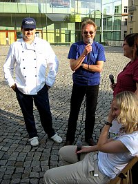 Hausmeister und Mensakoch im Interview mit Steffi & Tine. (Foto: G. Wellbrock)